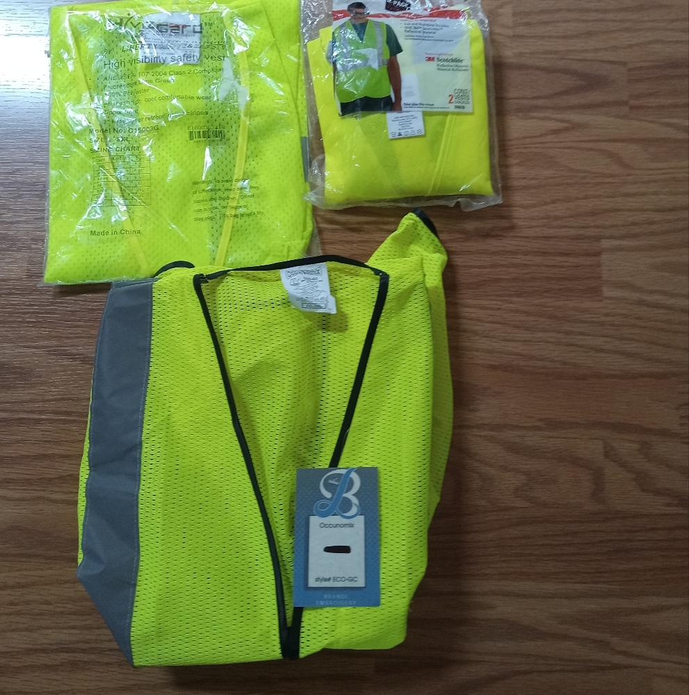4 High-Visibility Safety Vests All new 3XL 2XL/3XL One size fits most